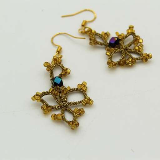 Loving Tatting with Gold Thread3