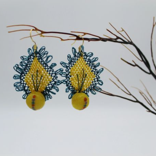 Needle Lace with Glass Antique button1